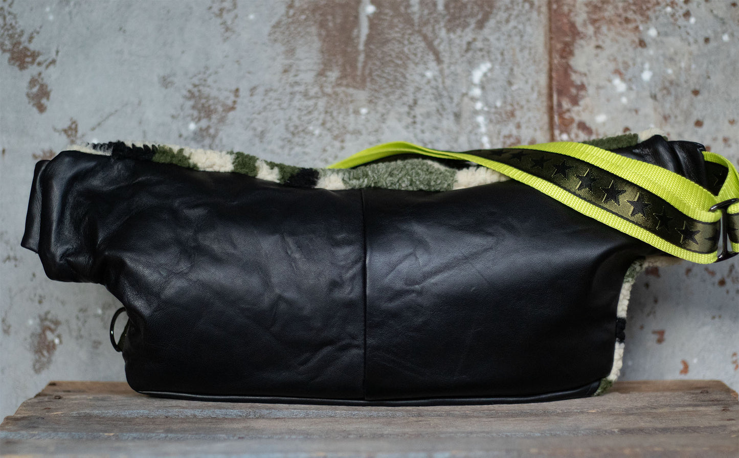 Bum Bag Extra Large- upcycled Lederjacke schwarz mit Camouflage Teddystoff