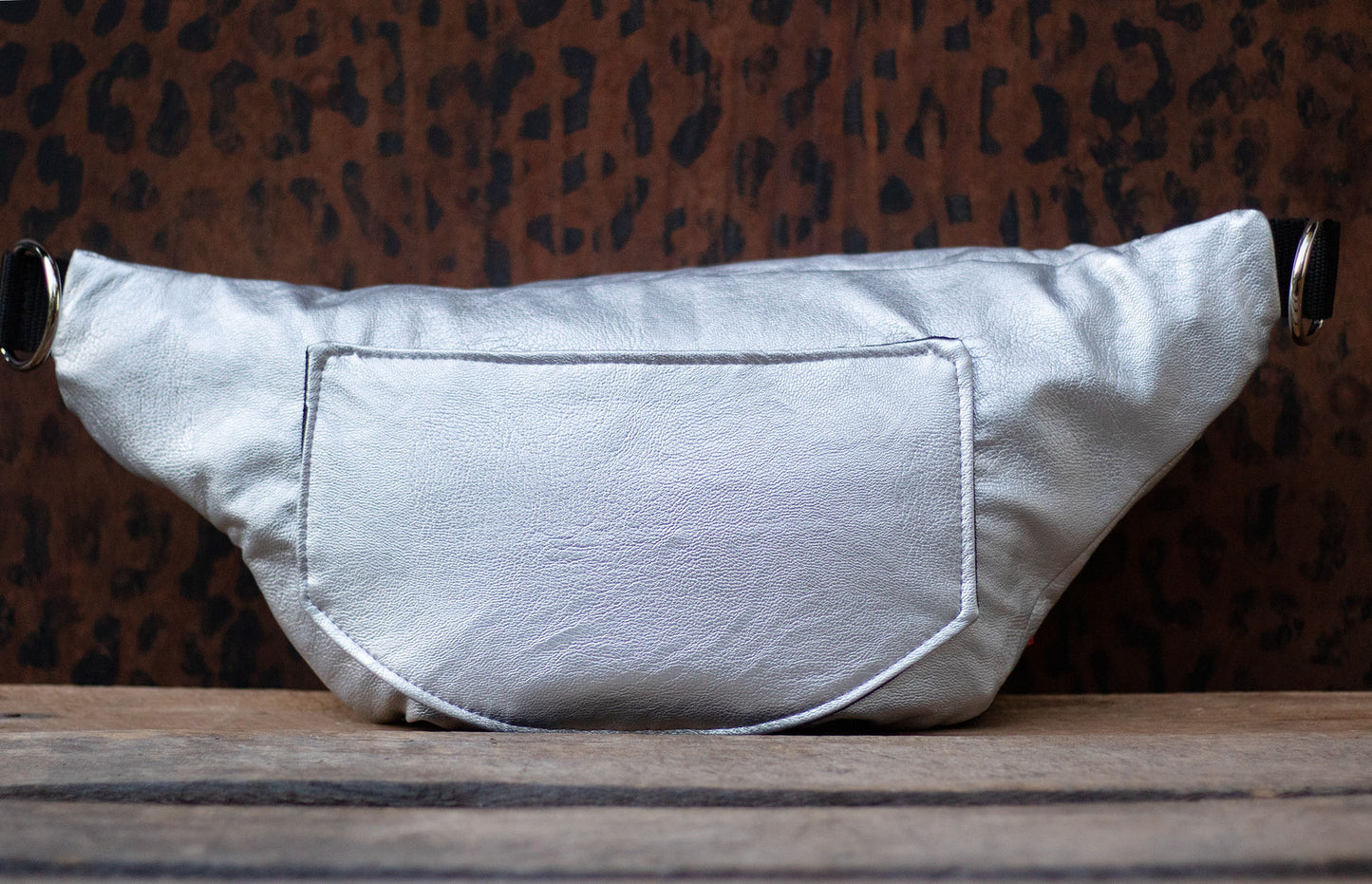 Gassitasche aus Silber Kunstleder