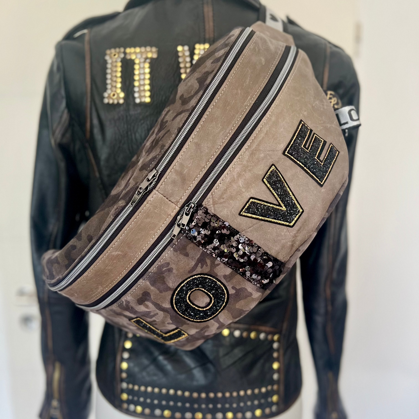 Bum Bag Extra Large Camouflage Leder in Kombi mit Lederjacke in grau