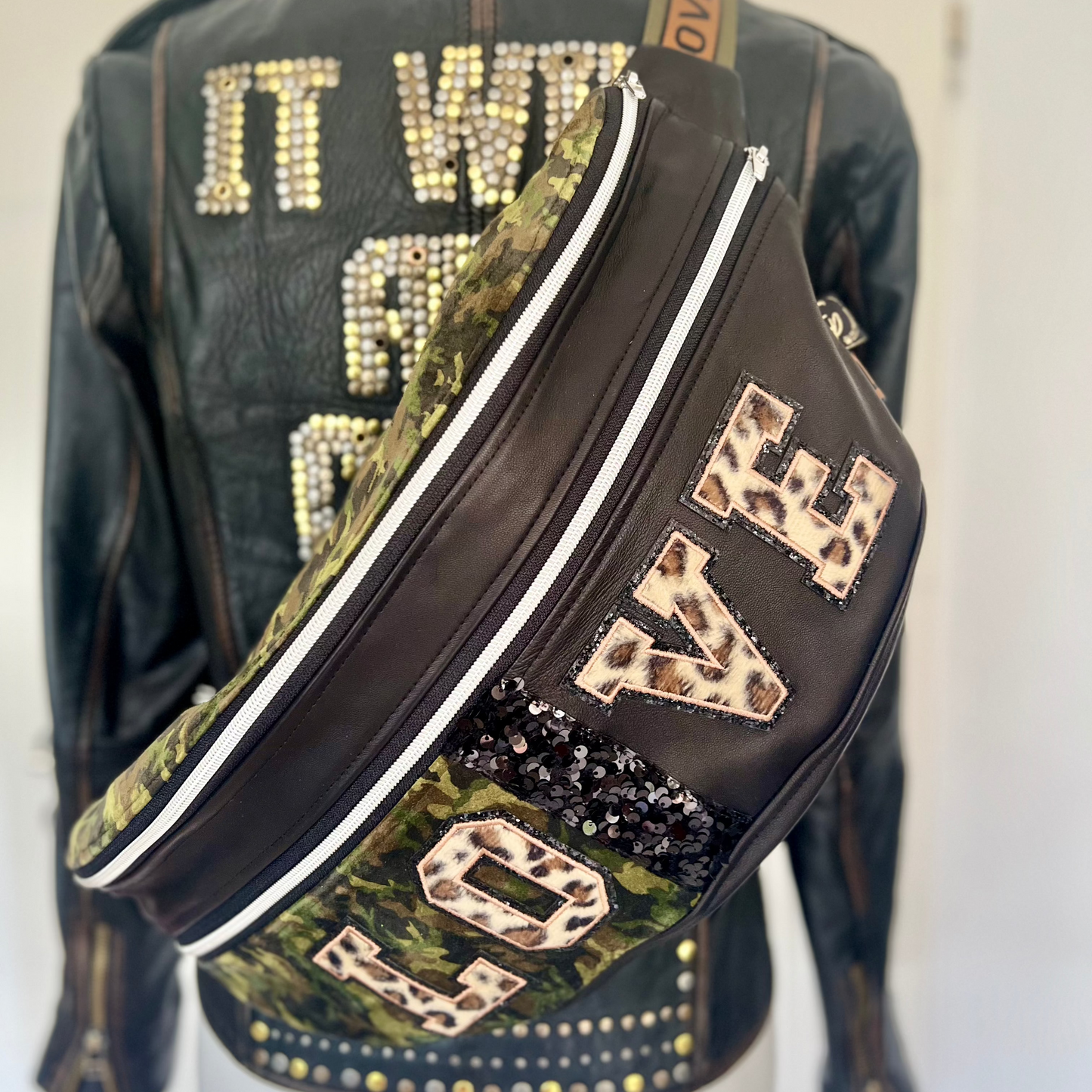 Bum Bag Extra Large Camouflage Leder in Kombi mit schwarzer Lederjacke