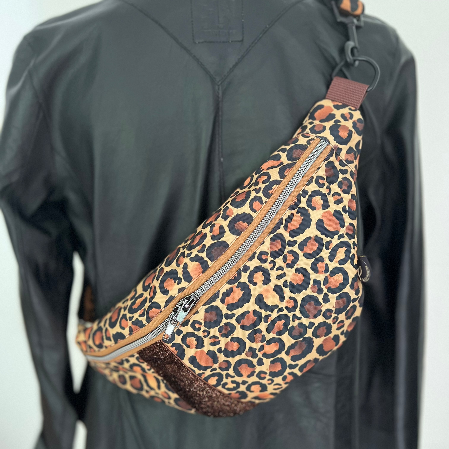 Gassitasche aus Leopard Outdoorstoff Love Kupfer Gurtband