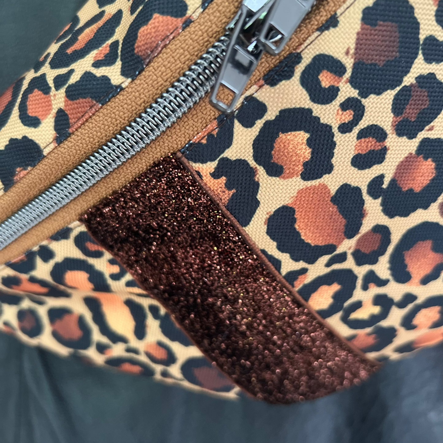 Gassitasche aus Leopard Outdoorstoff Love Kupfer Gurtband