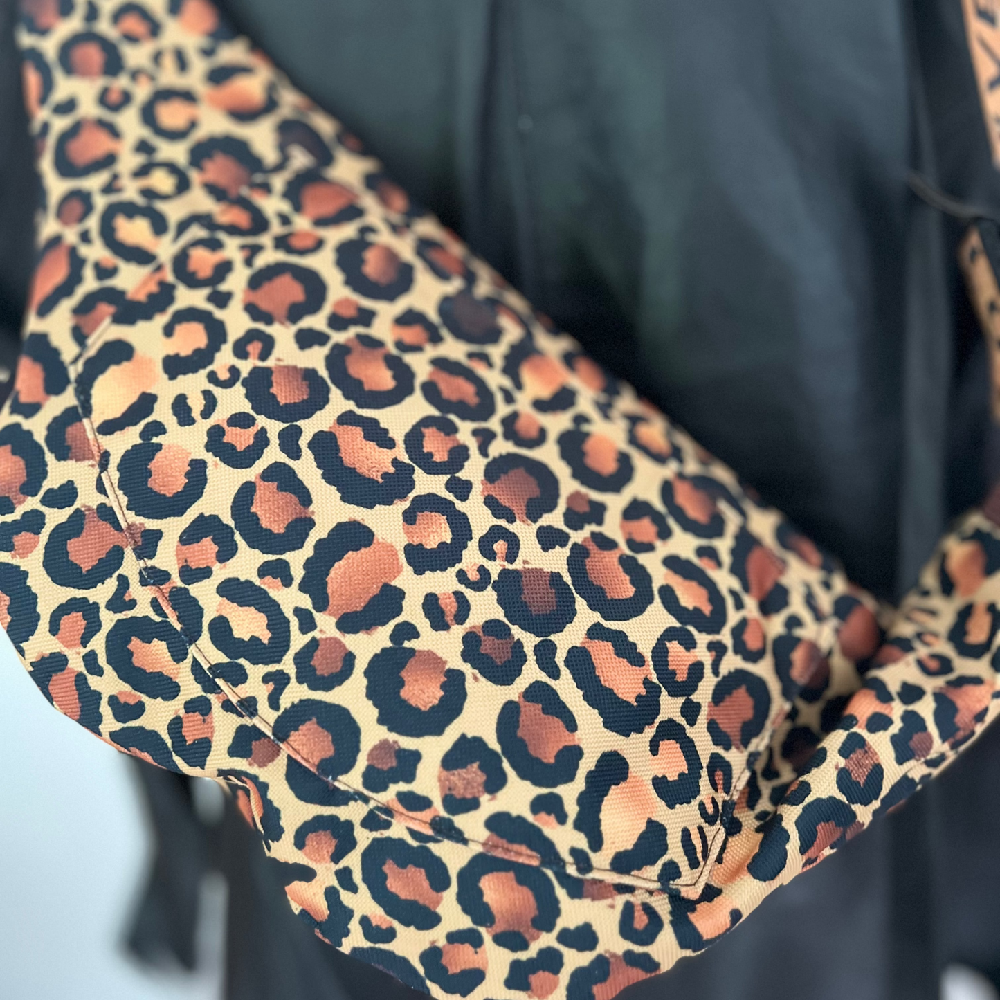 Gassitasche aus Leopard Outdoorstoff Love Kupfer Gurtband