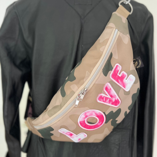 Gassitasche aus Camouflage Outdoorstoff mit Batik Pink Love und rosa Love Gurtband