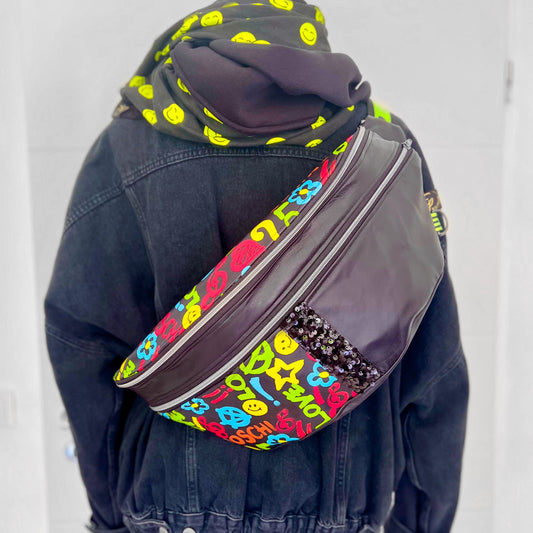 Bum Bag Extra Large- upcycled Lederjacke schwarz mit Designer Deadstock Leder gemixt