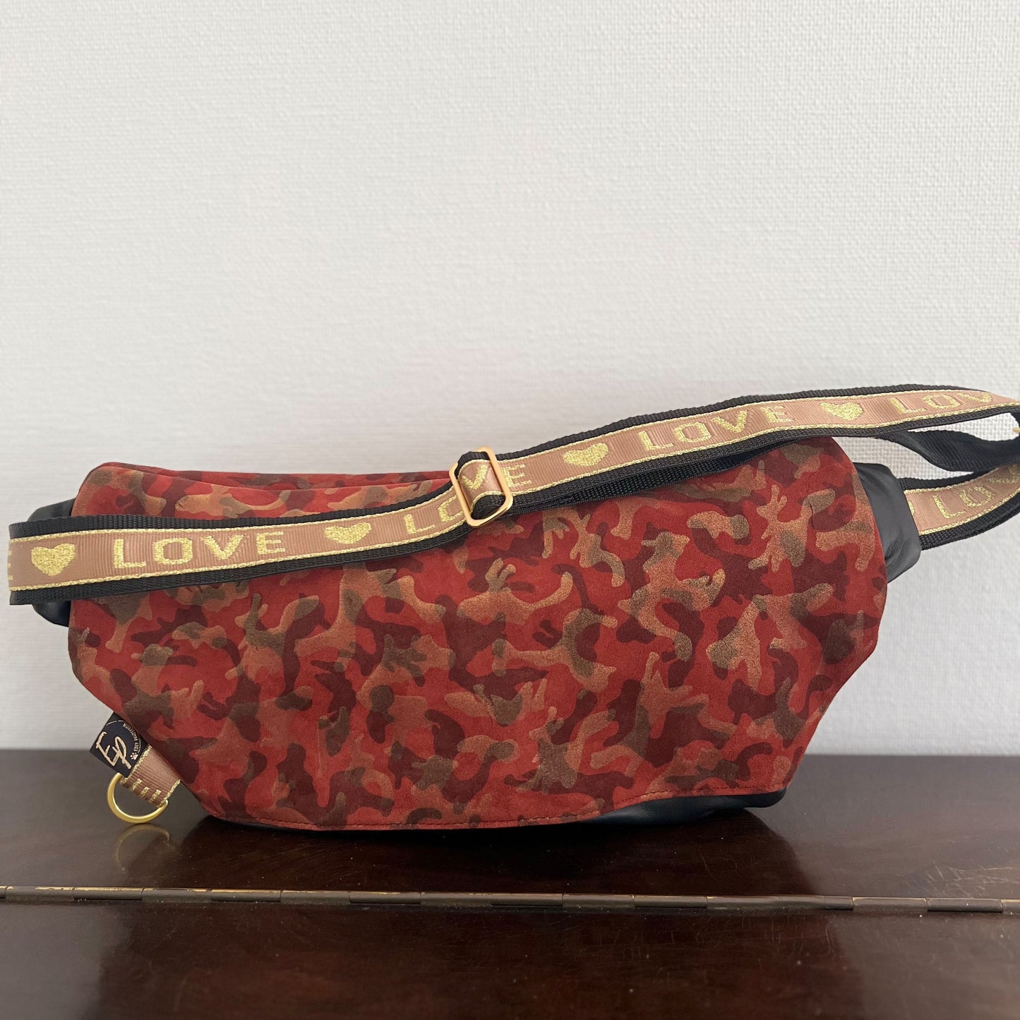 Bum Bag Extra Large Camouflage Leder rot in Kombi mit schwarzem Leder und Gold Love